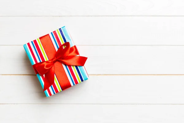 하얀 나무 탁자 위에 색깔있는 활이 달린 아름다운 선물 상자. 디자인을 위한 복사 공간이 있는 윗 뷰. 크리스마스 컨셉 — 스톡 사진