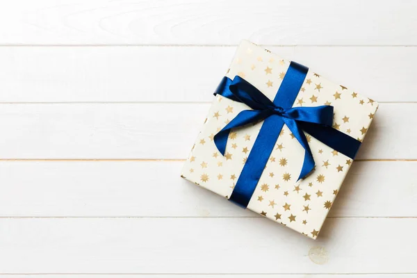 Όμορφο κουτί δώρου με χρωματιστό φιόγκο στο λευκό ξύλινο τραπέζι. Πάνω προβολή banner με χώρο αντιγραφής για το σχεδιασμό σας — Φωτογραφία Αρχείου