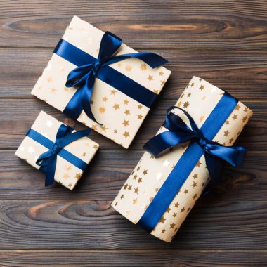 Noel 'in ya da diğer tatil el yapımı hediye paketlerinin üst görünümü