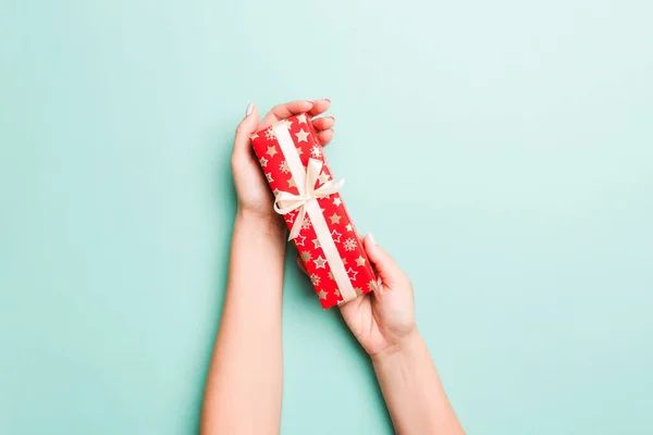 As mãos da mulher dão Natal embrulhado ou outro feriado artesanal pre — Fotografia de Stock