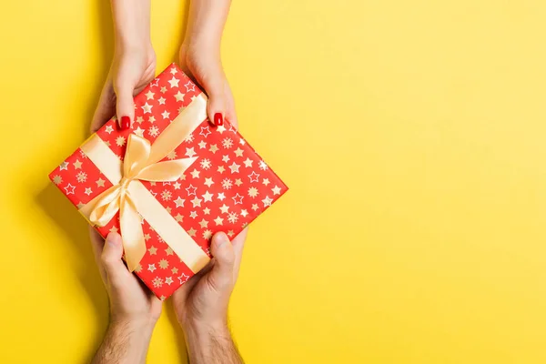 Widok mężczyzny i kobiety dających i otrzymujących prezent dla dziwki — Zdjęcie stockowe