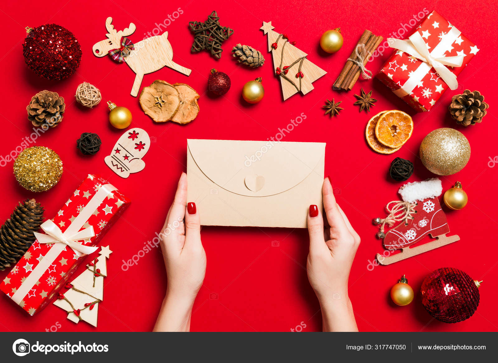 https tr depositphotos com 317747050 stock photo top view of woman holding html