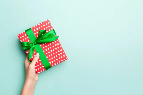 女人的手给包着的圣诞节或其他节日自制的礼物 — 图库照片