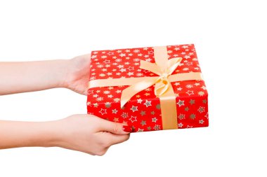 Kadın elleri paketlenmiş Noel 'i ya da diğer tatilleri önceden hazırlar.