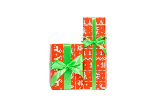 Set von Weihnachten oder anderen Feiertagen handgemachtes Geschenk in rotem Papier — Stockfoto