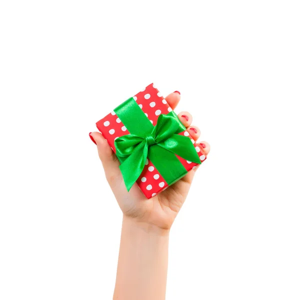 Frauenhände schenken verpackte Weihnachten oder andere handgefertigte Feiertage — Stockfoto