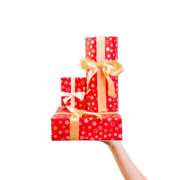 Frauenhände schenken verpackte Weihnachts- oder andere Feiertage — Stockfoto