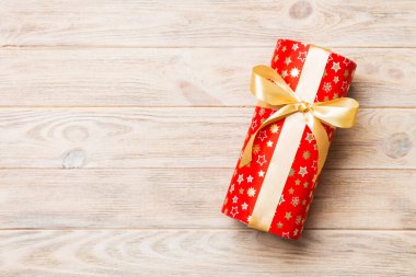 Noel 'in ya da diğer tatil el yapımı hediye paketlerinin üst görünümü