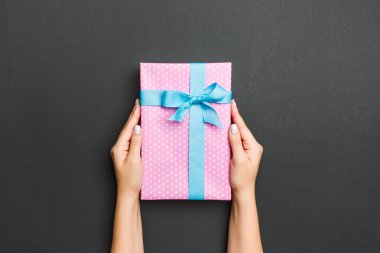 Noel 'de ya da diğer tatillerde el ele tutuşan kadınların en iyi görüntüsü