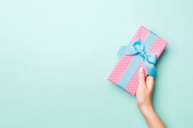 Kadın elleri paketlenmiş Noel 'i ya da diğer tatilleri önceden hazırlar.