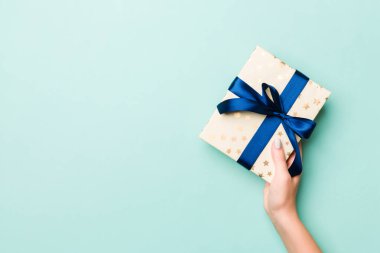 Kadın elleri paketlenmiş Noel 'i ya da diğer tatilleri önceden hazırlar.