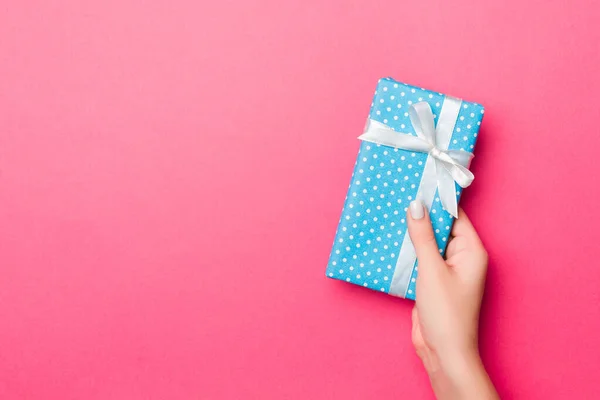 Fille mains tenant boîte cadeau en papier artisanal avec comme cadeau pour Ch — Photo