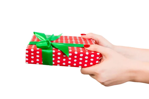 Frauenhände schenken verpackte Weihnachten oder andere handgefertigte Feiertage — Stockfoto