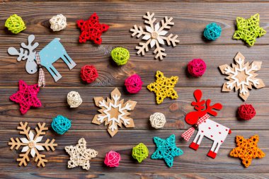 Ahşap arka planda Noel oyuncaklarının en üst görüntüsü. Yeni yıl süsü. Tatil kavramı