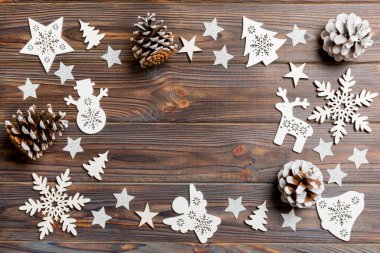 Ahşap arka planda Noel süsleri ve oyuncaklarının en üst görüntüsü. Uzayı kopyala Tasarımın için boş bir yer. Yeni yıl konsepti