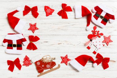 Ahşap arka planda Noel süsleri ve oyuncaklarının en üst görüntüsü. Uzayı kopyala Tasarımın için boş bir yer. Yeni yıl konsepti