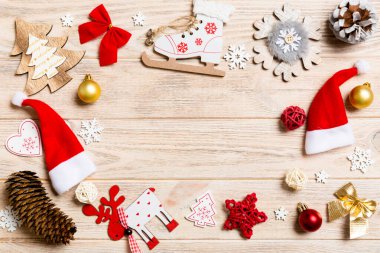 Ahşap arka planda Noel süsleri ve oyuncaklarının en üst görüntüsü. Uzayı kopyala Tasarımın için boş bir yer. Yeni yıl konsepti