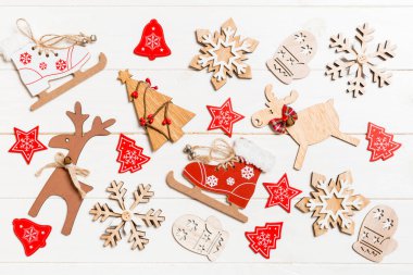 Ahşap arka planda Noel oyuncaklarının en üst görüntüsü. Yeni yıl süsü. Tatil kavramı