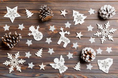 Ahşap arka planda Noel oyuncaklarının en üst görüntüsü. Yeni yıl süsü. Tatil kavramı