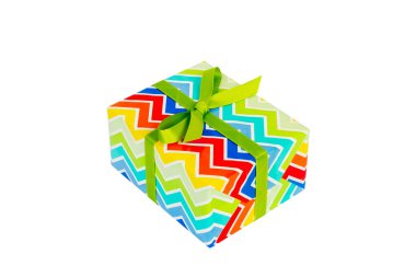 Noel veya diğer el yapımı yeşil kurdeleli renkli kağıtlar. Beyaz arkaplanda izole edilmiş, üst manzara. Şükran Günü hediye kutusu konsepti