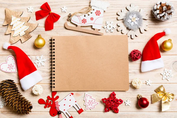 Widok z góry notebooka na drewniane tło wykonane z dekoracji świątecznych. Koncepcja nowego roku — Zdjęcie stockowe