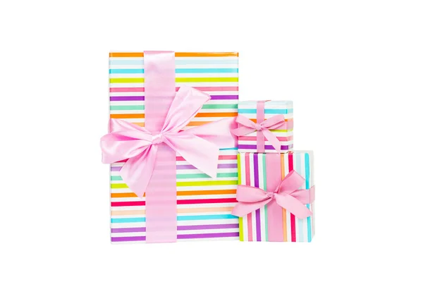 Csoport a karácsony vagy más ünnep kézzel készített ajándék színes papír rózsaszín szalaggal. Elszigetelve, fehér háttérrel, felülnézetben. Hálaadás ajándék doboz koncepció — Stock Fotó