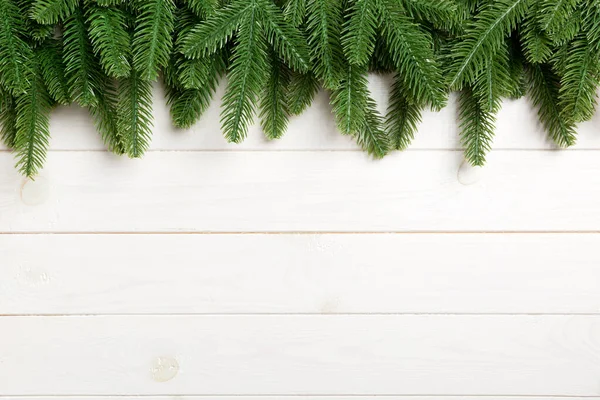 Vista dall'alto di abete su sfondo di legno. Concetto natalizio con spazio copia — Foto Stock