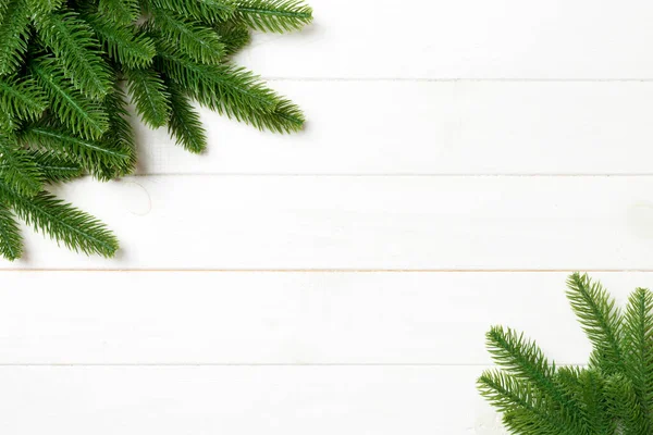 Widok z góry tła Bożego Narodzenia wykonane z gałązek jodły. Koncepcja noworoczna z przestrzenią do kopiowania na drewnianym tle — Zdjęcie stockowe