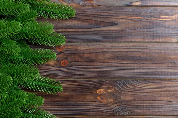 Widok z góry ramy z gałęzi jodły na drewnianym tle. Koncepcja świąteczna z pustą przestrzenią do projektowania — Zdjęcie stockowe
