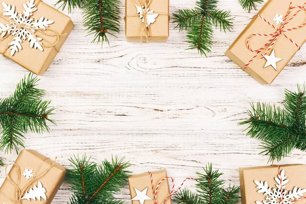 Composición navideña. Regalo de Navidad, manta de punto, conos de pino, ramas de abeto sobre fondo blanco de madera. Asiento plano, vista superior. Tonificado —  Fotos de Stock