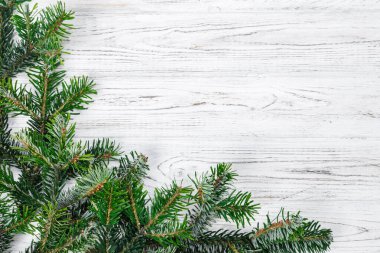 Ahşap arka plan manzaralı Noel ağacı. Fotokopi alanı da var. Ayarlanmış