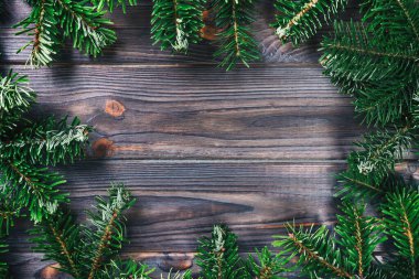 Ahşap arka plan manzaralı Noel ağacı. Fotokopi alanı da var. Ayarlanmış