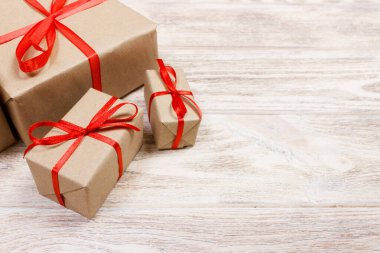 Tahta arka planda bayram dekoru olan bir hediye kutusu. Noel arkaplanı. Üst Manzara. Boşluğu metin için kopyala. Ayarlanmış