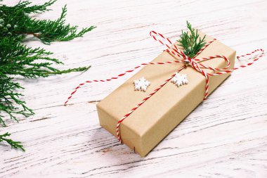 Noel süslemeli hediye kutusu, köknar ağacı ve beyaz arka plan manzaralı kar taneleri dekoru. Ayarlanmış