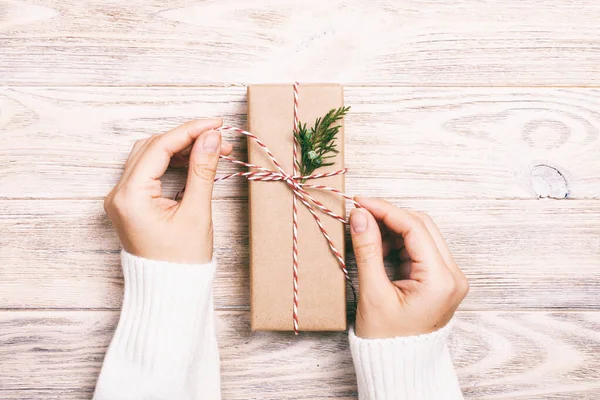 Bovenaanzicht van de vrouw houden voorbereiding van Kerstmis geschenkdoos bovenaanzicht. Getooid — Stockfoto