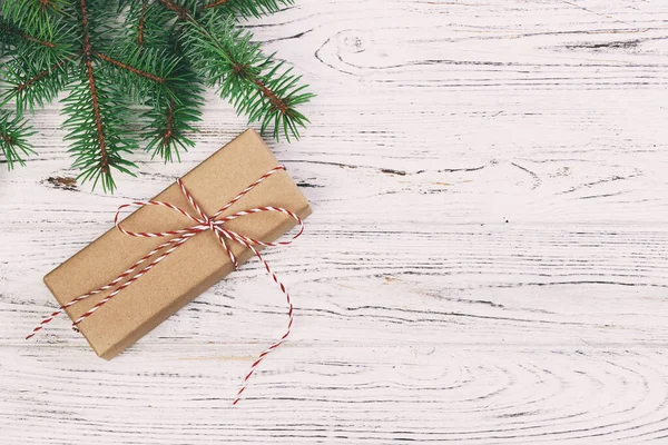 Caixa de presente decorada de Natal com abeto e flocos de neve decoração no fundo branco vista superior. Tonificado — Fotografia de Stock