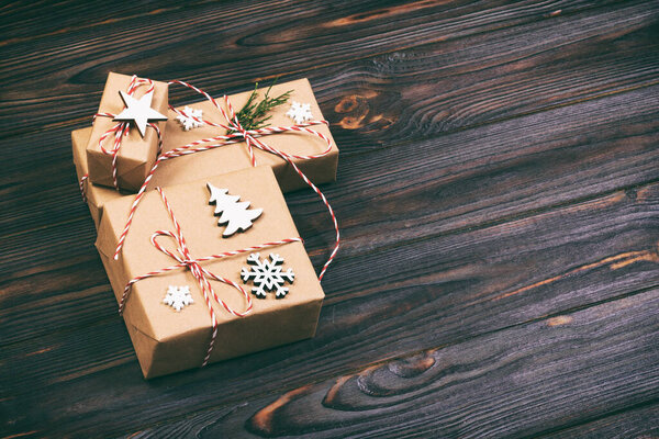 Рождественская коробка с копировальным местом. Новогодние украшения на деревянном фоне. Toned
