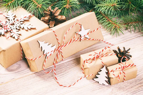 Vánoční dárková krabice s dekorací na dřevěném pozadí. Izolované — Stock fotografie