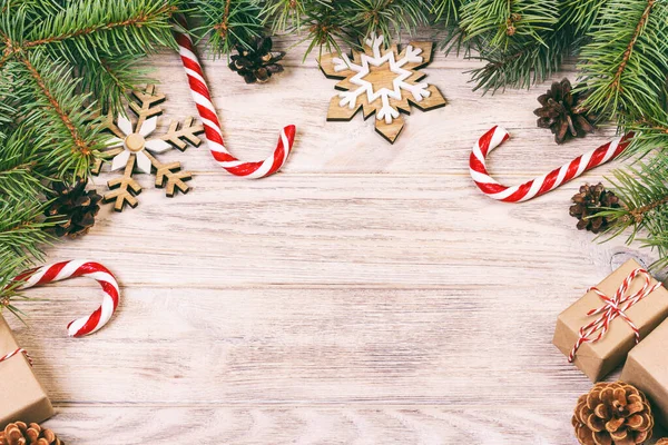 Χριστουγεννιάτικο φόντο με καραμέλα, δώρο και διακοσμητικές νιφάδες χιονιού. αντίγραφο χώρου. Γραμμένο — Φωτογραφία Αρχείου