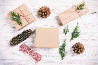 Kırsal beyaz ahşap arka planda el yapımı hediye kutusu. Noel süslemesi köknar ağacı manzaralı. Ayarlanmış.