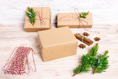 Kırsal beyaz ahşap arka planda el yapımı hediye kutusu. Noel süslemesi köknar ağacı manzaralı. Ayarlanmış.