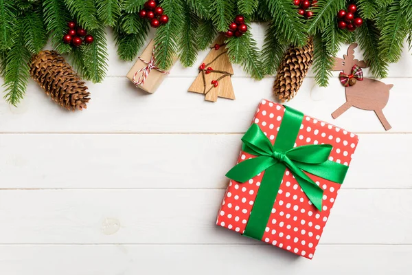 Blick von oben auf Tanne, Neujahrsdekoration und Geschenk auf Holzgrund. Weihnachtskonzept mit Kopierraum — Stockfoto