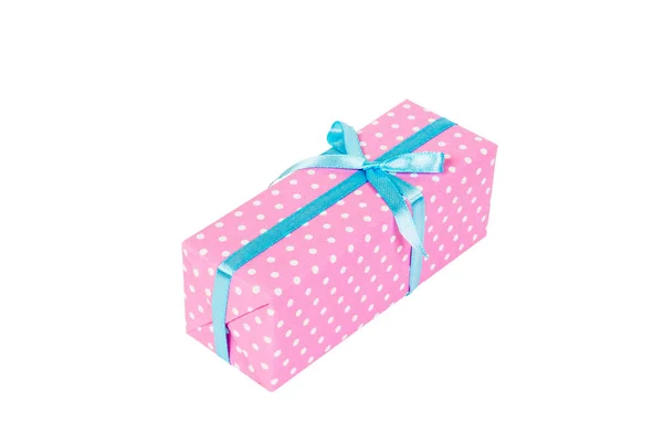 Karácsonyi vagy más ünnep kézzel készített ajándék rózsaszín papír kék szalaggal. Elszigetelve, fehér háttérrel, felülnézetben. Hálaadás ajándék doboz koncepció — Stock Fotó