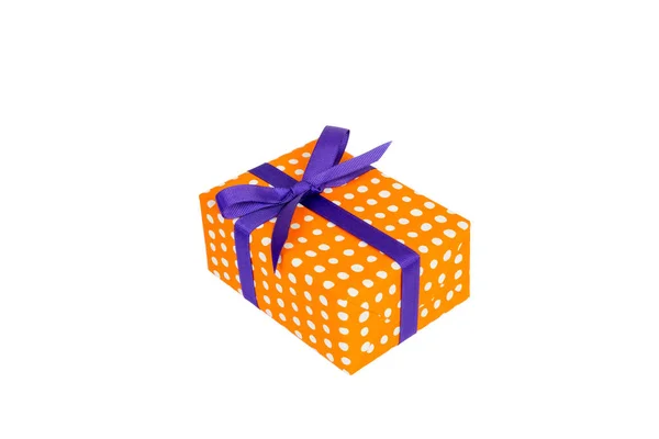 Karácsonyi vagy más ünnep kézzel készített ajándék narancssárga papír lila szalaggal. Elszigetelve, fehér háttérrel, felülnézetben. Hálaadás ajándék doboz koncepció — Stock Fotó