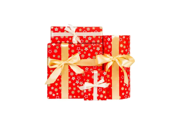 Bir grup Noel hediyesi ya da altın kurdeleli kırmızı kağıttan yapılmış diğer tatil hediyeleri. Beyaz arkaplanda izole edilmiş, üst manzara. Şükran Günü hediye kutusu konsepti — Stok fotoğraf