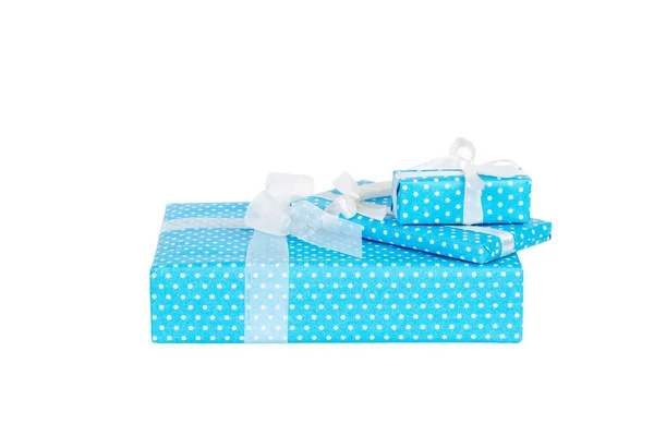 Zestaw świątecznych lub innych świątecznych prezentów w niebieskim papierze z białą wstążką. Izolacja na białym tle, widok z góry. dziękczynienie koncepcja pudełko prezent — Zdjęcie stockowe