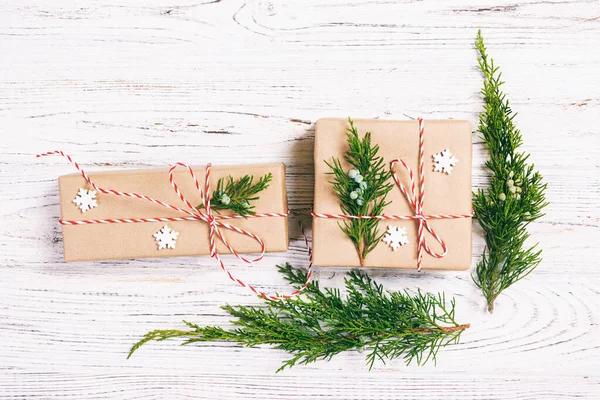Weihnachtlich dekorierte Geschenkbox mit Tannenbaum und Schneeflocken-Dekor auf weißem Hintergrund von oben. gemildert — Stockfoto