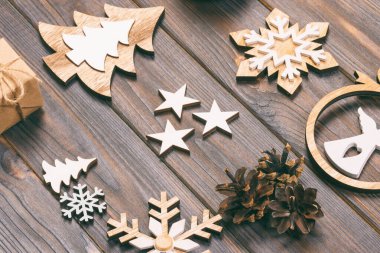 Noel kompozisyonu. Noel kar taneleri, Noel ağacı ve ahşap arka planda bir çerçevedeki melek. Yeni yıl ahşap süslemeleri. Ayarlanmış