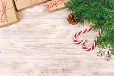 Noel arkaplanı hediyeler ve dekorasyonla dolu. kopyalama alanı. Ayarlanmış