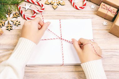 Kadınlar Noel mektuplarını zarfa bağlar, Noel Baba mektuplarını zarfa koyar, Noel arkaplanı olur. Ayarlanmış